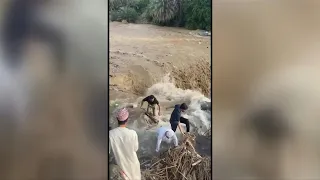 Homem é arrastado por cabeça d'água em Omã | AFP