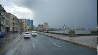 Entrando a la Habana un día de lluvia . CUBA BAJO LAS NUBES