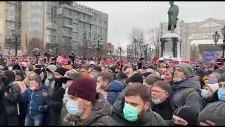 Столкновения протестующих с полицией на Пушкинской площади в Москве.