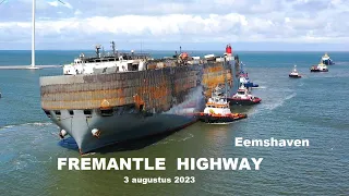 Uitgebrande Fremantle Hichway veilig naar de Eemshaven gebracht op 3-8-2023.