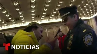 Presentan nuevos cargos contra sujetos que patearon a policías de Nueva York | Noticias Telemundo