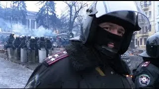 Показуха на Грушевского. В первой шеренге только ОФИЦЕРЫ.