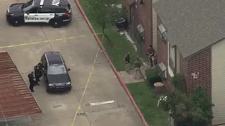 Houston crime: HPD officer fires at armed murder suspect but misses, police say