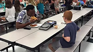 Seu Filho Comia Sozinho Todos os Dias.Quando uma Estrela do Futebol Americano Se Sentou ao Lado Dele