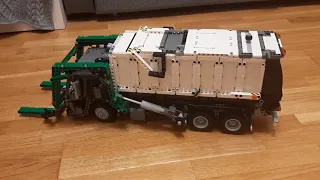 я собрал мусоровоз LEGO 42078