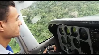 Aproximação para aterrissagem em pista de pouso garimpeira em plena Floresta Amazônica