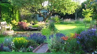 'The Cottage' Garden in Surrey - An English Country Garden Through the Seasons