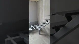 Металлическая лестница на монокосоуре