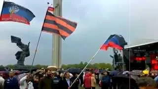 Флаги Донецкой Народной Республики в Риге у Памятника освободителям 9 мая 2014