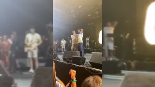 VÍDEO: Safadão contrata funcionário de hotel que viralizou ao cantar com ele em show