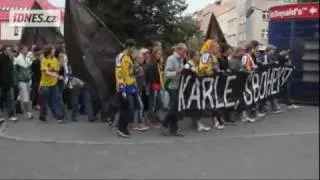 KARLE, SBOHEM - Fanoušci ve Zlíně uctili zesnulé hokejisty smutečním průvodem
