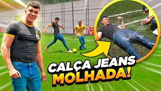 JOGANDO FUTEBOL DE CALÇA JEANS MOLHADA! 💦👖*deu até treta*