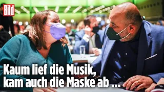 Heuchelei-Parteitag der Grünen: Mit Maske tagen, ohne Maske feiern