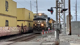 EVER SEEN THIS?!  100 New Freight Cars WITHOUT GRAFFITI!  2 Trains Passing At RR Crossing: CSX & NS!
