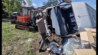 Cornel made a disaster! He climbed with the excavator on Tiberiu's car