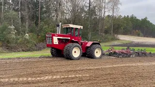 Antique Tractor International Harvester IH 4366 with M&W Disc Ripper