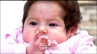 Cantor Hudson mostra a filha caçula pela primeira vez na televisão