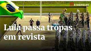 Lula passa em revista às tropas antes de receber a faixa presidencial