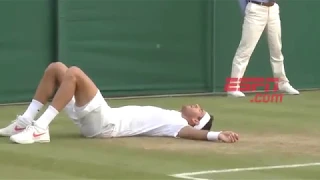 Del Potro en Wimbledon: fuerte discusión con el umpire y después se descargó golpeándose la cabeza.