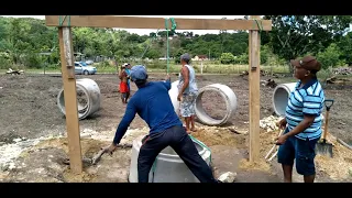 colocando as manilhas no poço ou cacimba