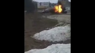 Украинский военный стреляет из NLAW по российскому оккупанту