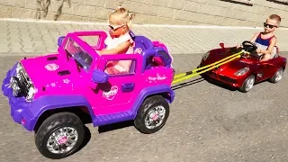 Little Girl Elis Help Thomas with broken Power Wheel Electric Car - Ride On Toys with baby Doll