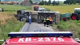 Sattelzug kippt um: 20 Tonnen Sand auf der Straße