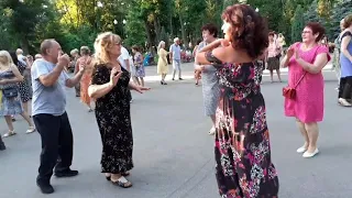 КАРЕГЛАЗАЯ КОЛДУНЬЯ!👍💃🕺/СУПЕР ПЕСНЯ И ТАНЦЫ В ПАРКЕ ГОРЬКОГО ХАРЬКОВ ИЮЛЬ 2021