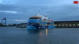 05.05.2024 Warnemünde die Ocean Albatros um 21 Uhr beim Auslaufen aus dem Seekanal.