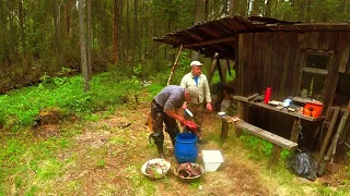 С Батей и Племяшом на Кордон.Живём Неделю в Тайге.Рыбачим на Лесных Озёрах.