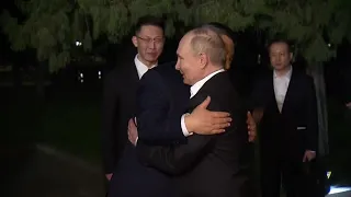 L'abbraccio tra Xi e Putin a Pechino