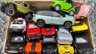 BOX FULL OF WELLY DIECAST MODEL CARS, JEEP, BEETLE, NIO, FERRARI, TANK300, AUMBULANCE, BMW.