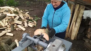 №9  Дровокол редукторний.  Homemade Wood Splitter 220 volt. A girl chops wood!