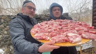 Сочный шашлык  и бульон  для гостей...