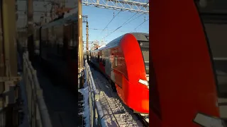 Электропоезд Ласточка прибывает на Ленинградский вокзал .