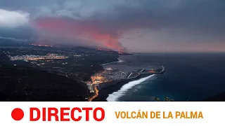 Sigue la caída de LAVA del volcán de LA PALMA al MAR cerca de TAZACORTE | RTVE Noticias