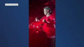 Lions WR Jameson Williams hits Red Wings goal horn at Little Caesars Arena