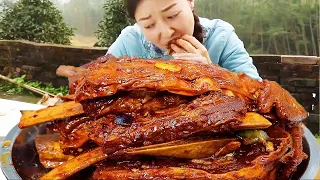 Xiaoyu made braised pork ribs and ate 3 kilograms at one go. It was really enjoyable to eat the who