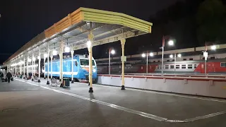 [РЖД] "3 вагона и электровоз" ЭП1П-032 с поездом №653 Кисловодск - Адлер. Вечер на вокзале.