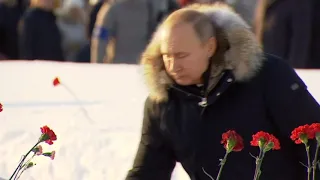 Putin lays flowers at Leningrad Siege memorial