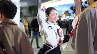 雍吉，接受媒体的采访，聚光灯下的藏族姑娘！