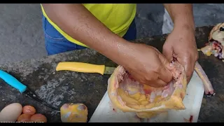 APRENDA CORTAR UMA GALINHA CAIPIRA E O JANTAR COM ARROZ TORRADO NA CASA DA TIA TOINHA