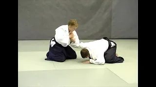 Suwari waza kata dori nikyo (ura) | Справочник техник айкидо | Aikido techniques reference