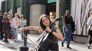 CROWD GATHERS to Listen to Her Playing “QUÉDATE” by Quevedo and Bizarrap