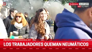 PROTESTA Y CORTE por DESPIDOS en el INTI en AV. GENERAL PAZ: LA POLICÍA DESALOJA la PROTESTA