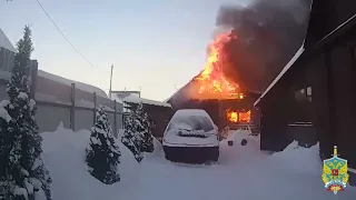 В Чехове инспекторы ДПС помогли спасти имущество и домашних птиц из пожара