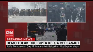 Polisi Tembak Gas Air Mata dan Sisir Massa di Sekitar Istana