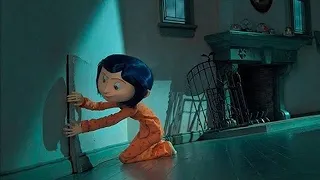 بنت بتكتشف باب سري ل عالم سحري غريب ومرعب | ملخص فيلم Coraline