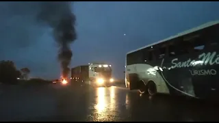 Carreta pega fogo, mata 2 e fere 7 em Minas Gerais