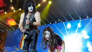 Paul Stanley on stage with my daugther Kim, Kiss Frankfurt 23.05.2017 (KISS Fan-Film)